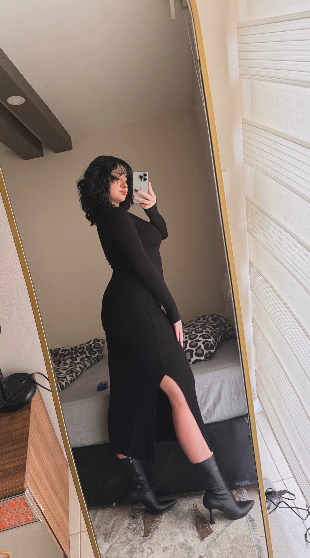 siyah uzun yırtmaçlı elbise